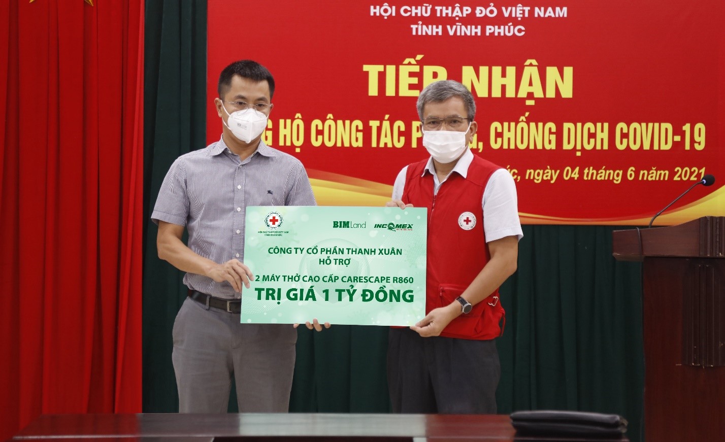 Đại diện Hội Chữ Thập Đỏ tỉnh Vĩnh Phúc tiếp nhận 2 máy thở cao cấp trị giá 1 tỷ đồng