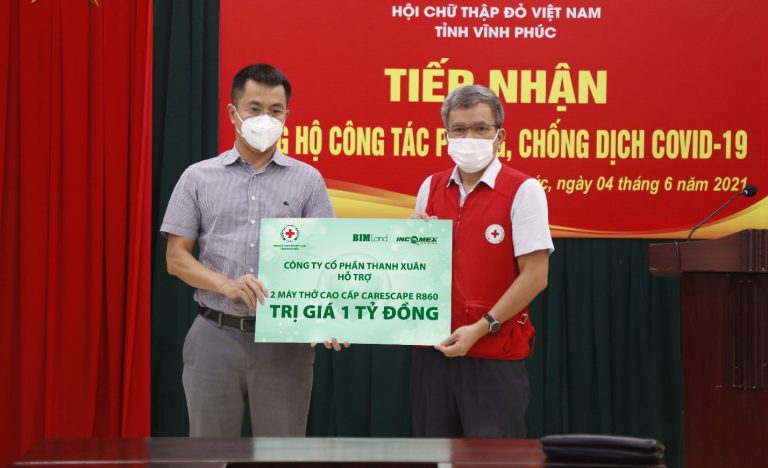 Ông Lê Duy Thành, Chủ tịch UBND, Phó Bí thư Tỉnh ủy tỉnh Vĩnh Phúc (thứ 3 từ trái sang) chứng kiến ký kết bàn giao máy thở giữa Hội Chữ Thập Đỏ tỉnh và Bệnh viện Đa khoa tỉnh Vĩnh Phúc